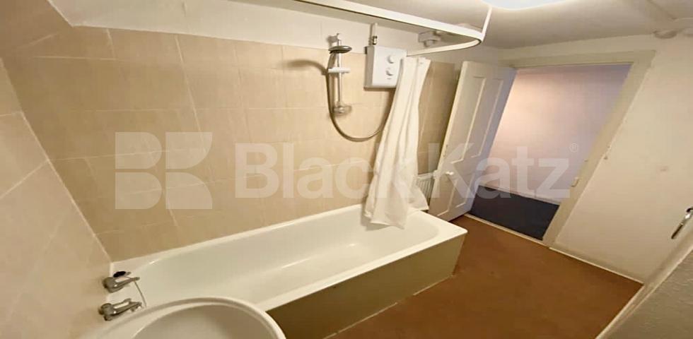 			Includes WATER & COUNCIL TAX!, Studio Apartment, 1 bath, 1 reception Studio			 Woodland Rise, Muswell Hill